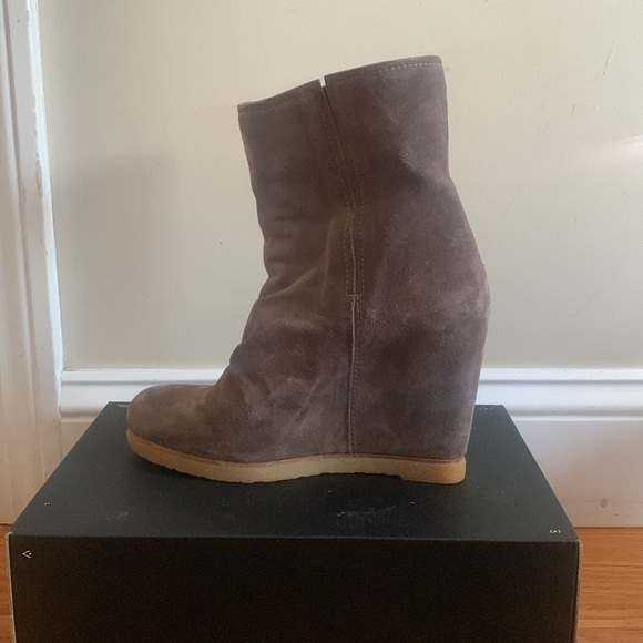 Stuart Weitzman taupe suede wedge size 8 - Picture 6 of 6